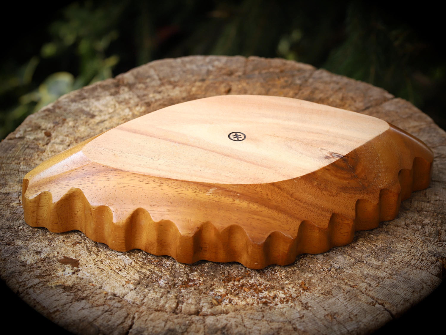 große handgeschnitzte Holzschüssel