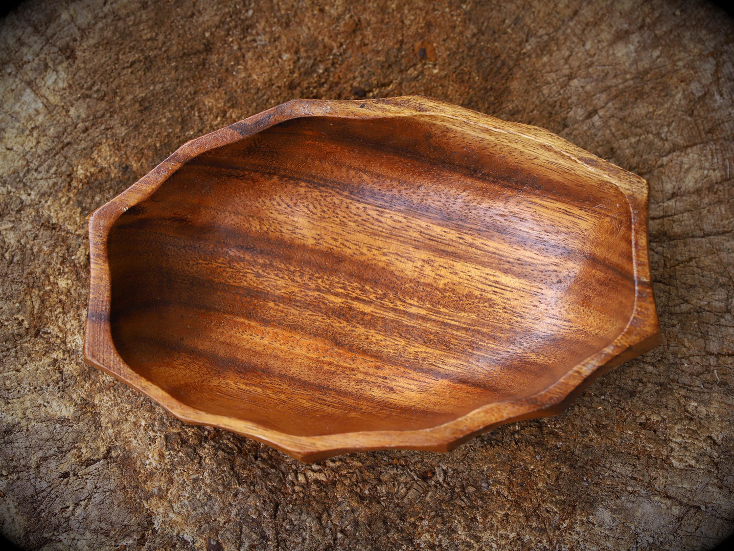 handgeschnitzte Holzschüssel