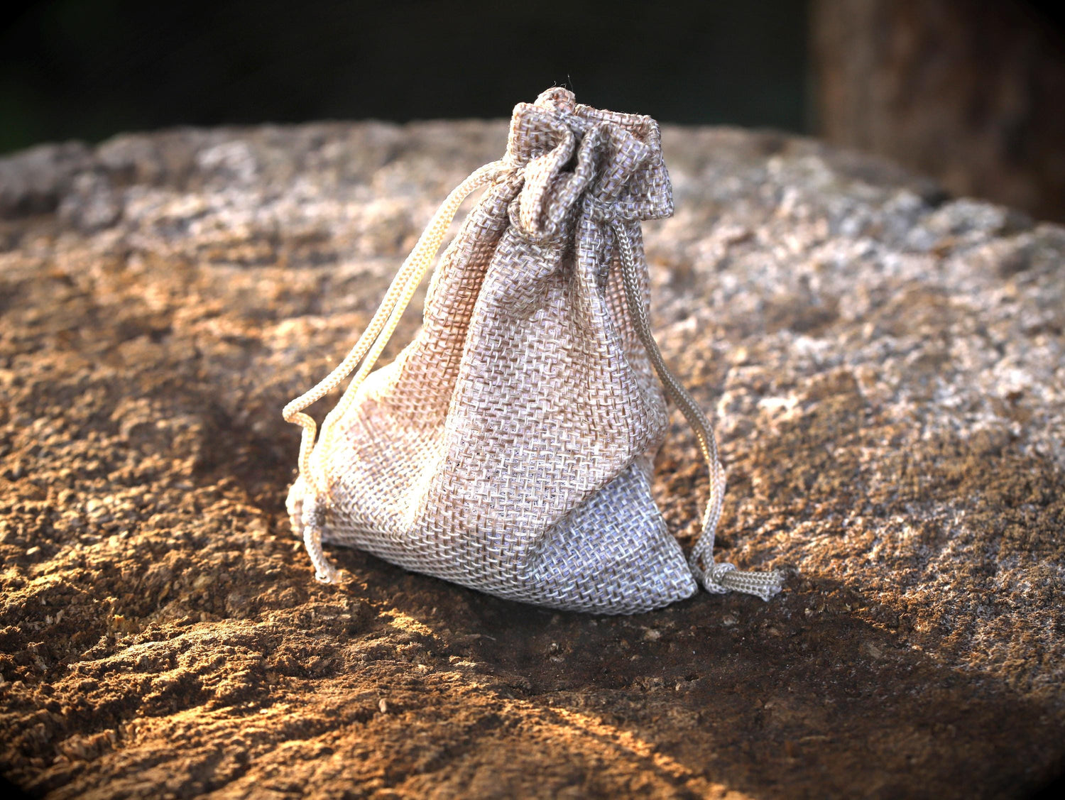 24 Futhark Runensteine (Tigeraugen)