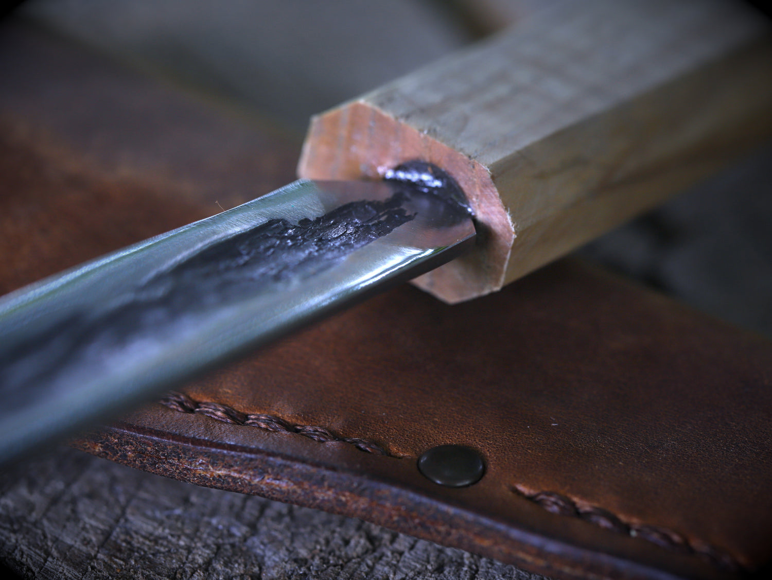 Yakut-Messer mit flachen Eschenholzgriff + Lederscheide