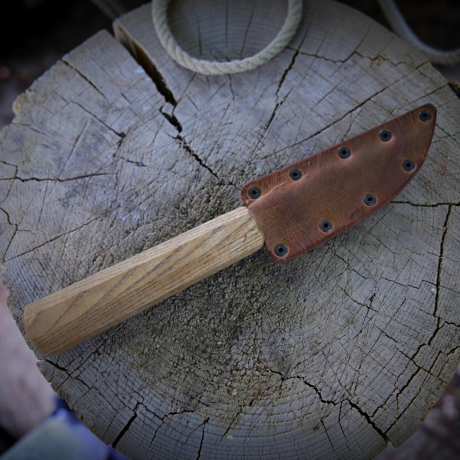 Yakut-Messer mit eckigen Eschengriff