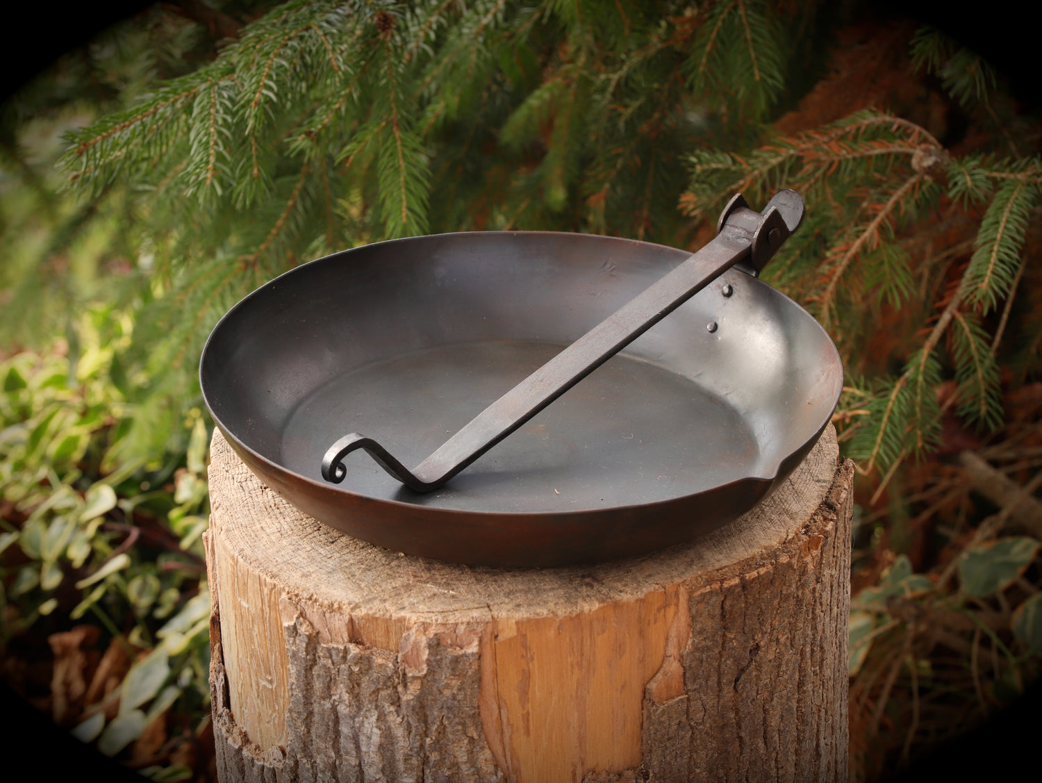 Bushcraft Eisenpfanne (28cm) – Extra Tief mit Klappgriff