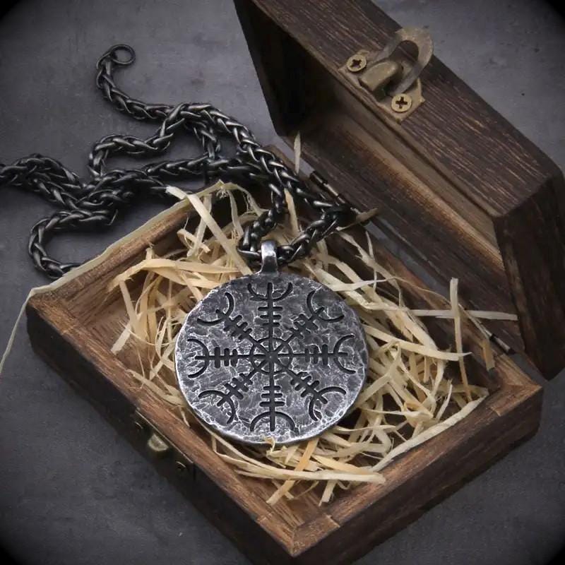 Vegvisir Kette - rustikal geschmiedet