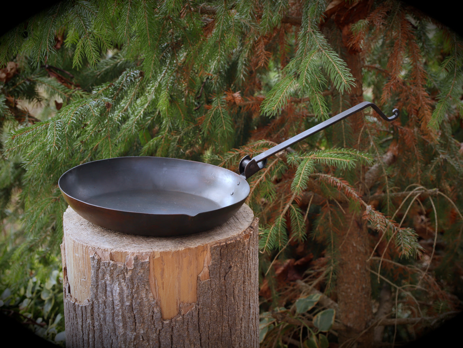Bushcraft Eisenpfanne (28cm) – Extra Tief mit Klappgriff