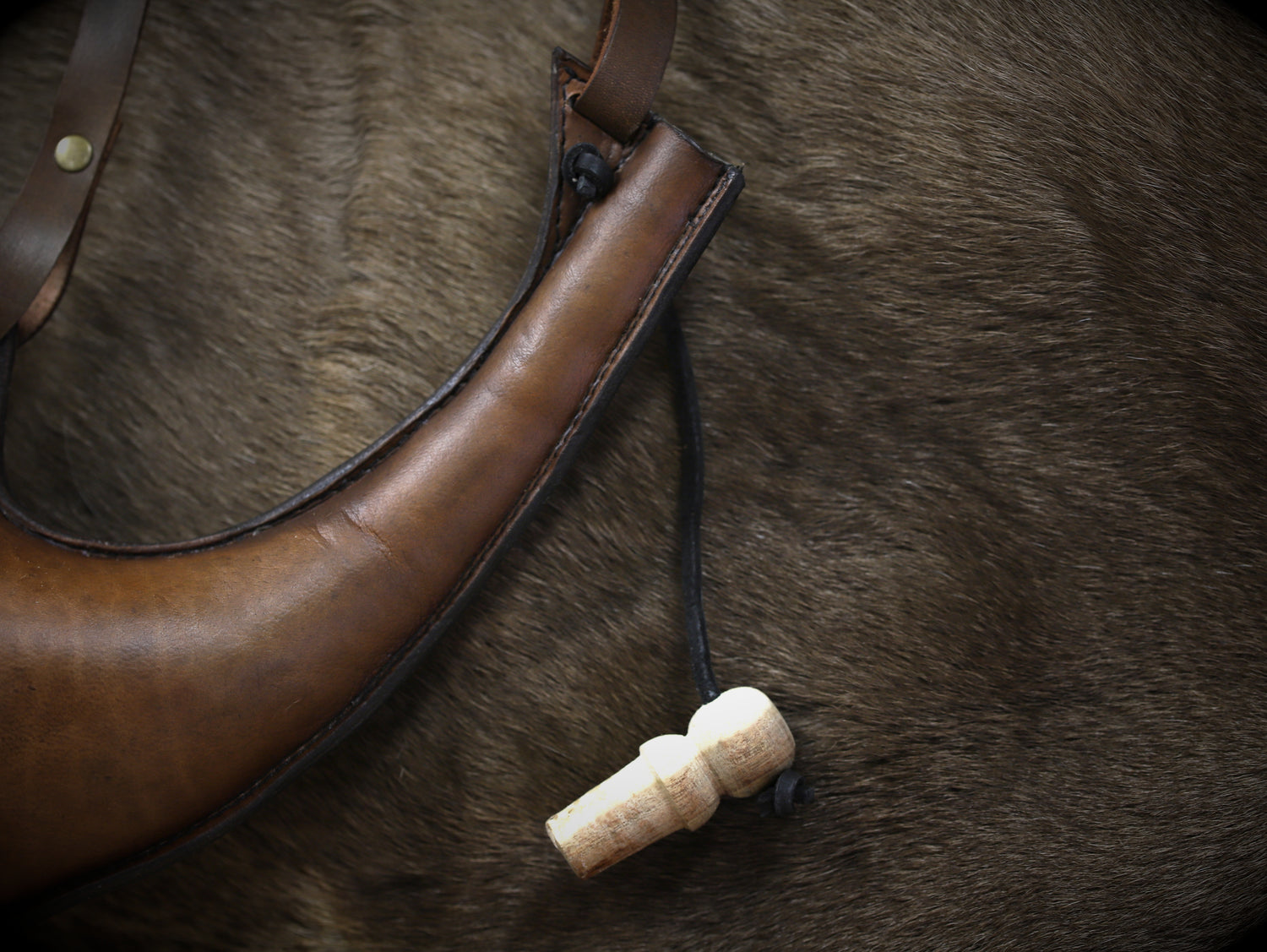 Leather water hose 1.2 liters with wooden stopper