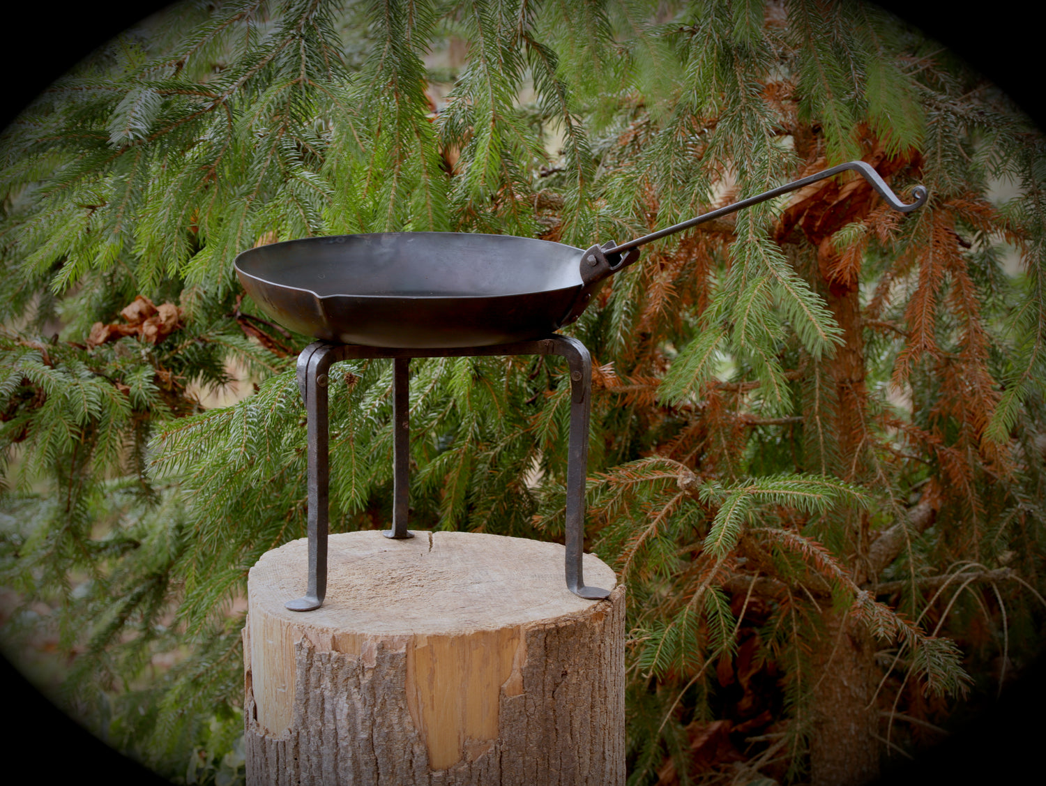 Bushcraft Eisenpfanne (28cm) – Extra Tief mit Klappgriff