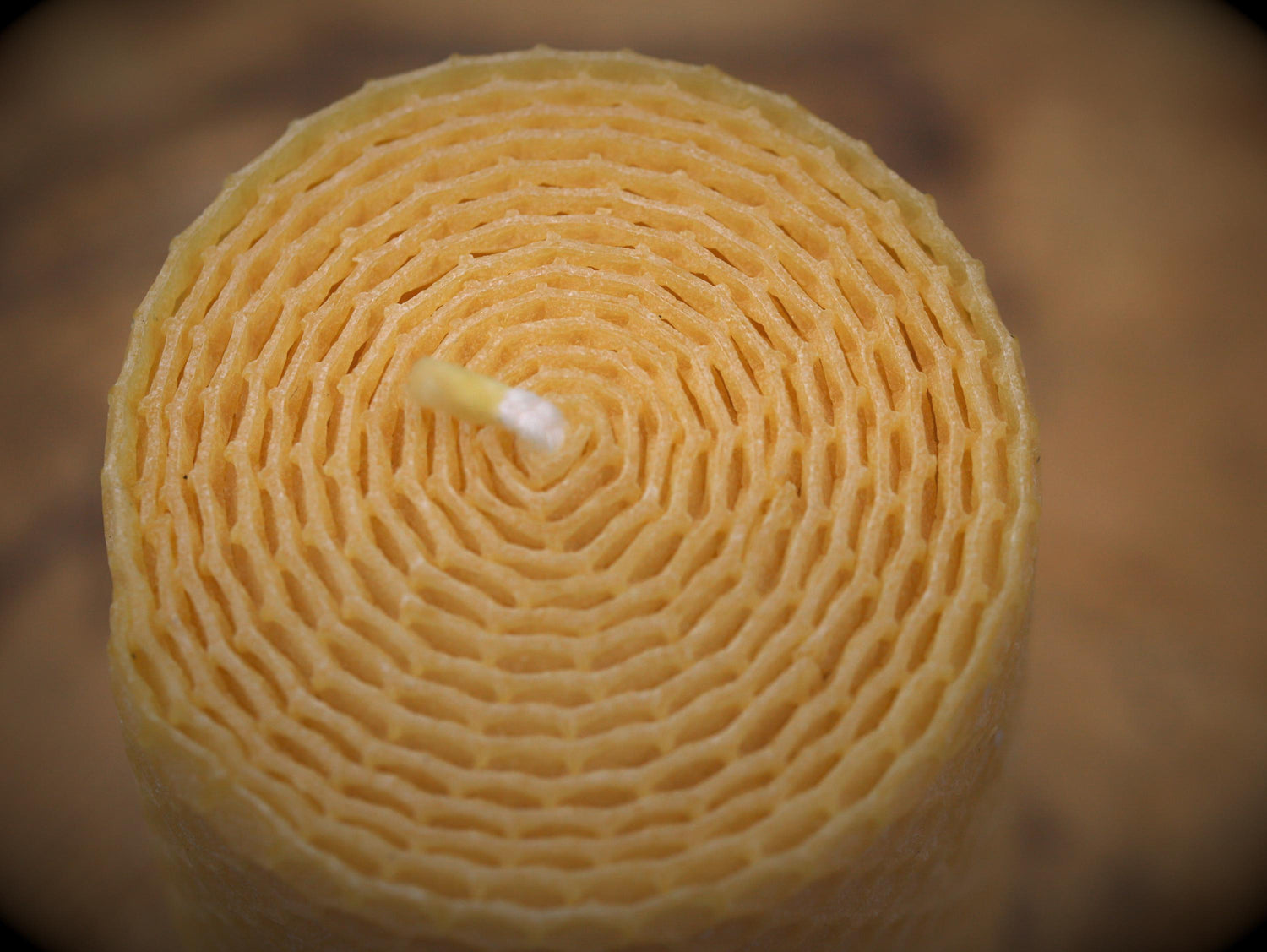 handgerollte Bienenwachskerze