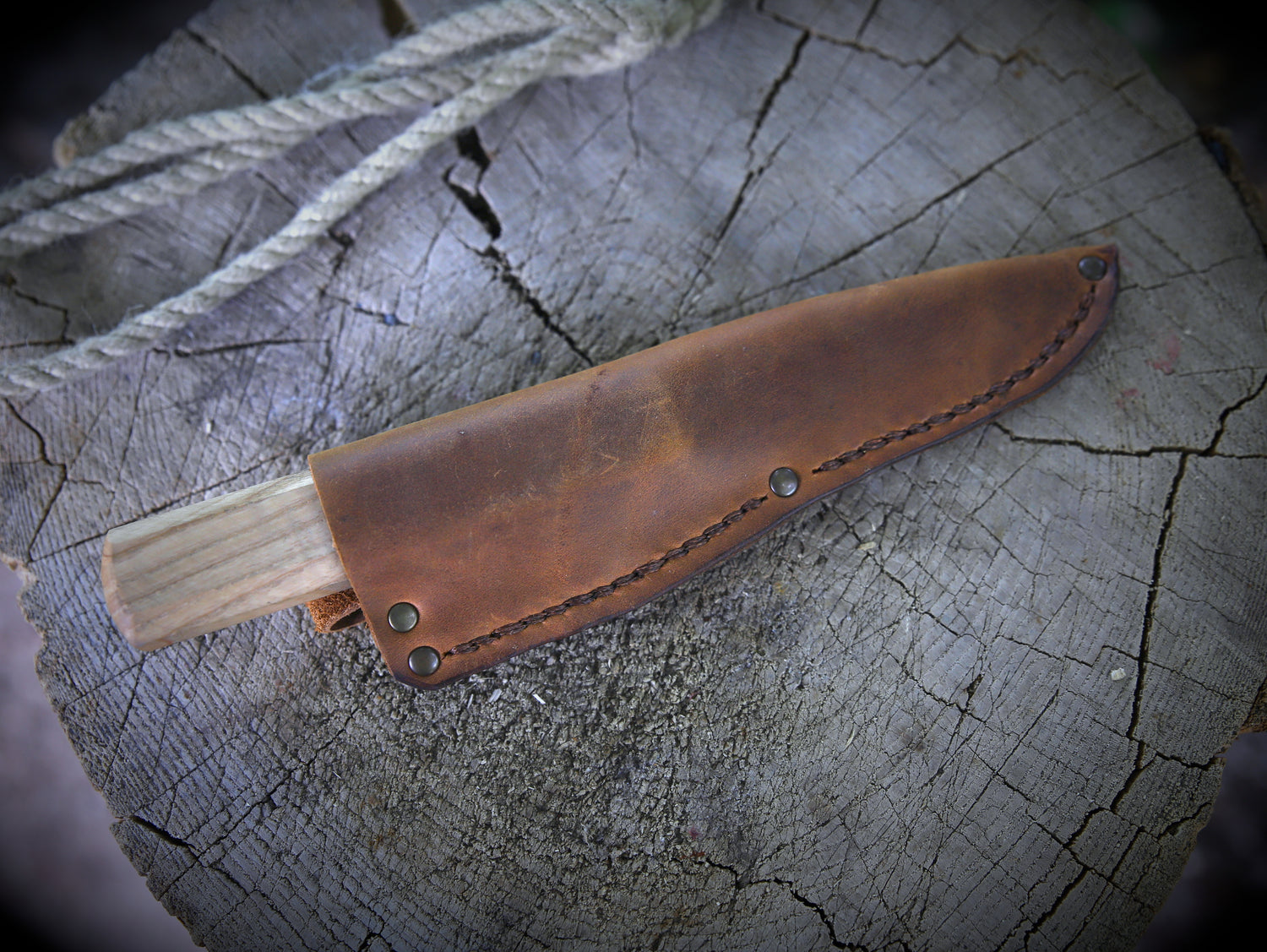 Yakut-Messer mit flachen Eschenholzgriff + Lederscheide