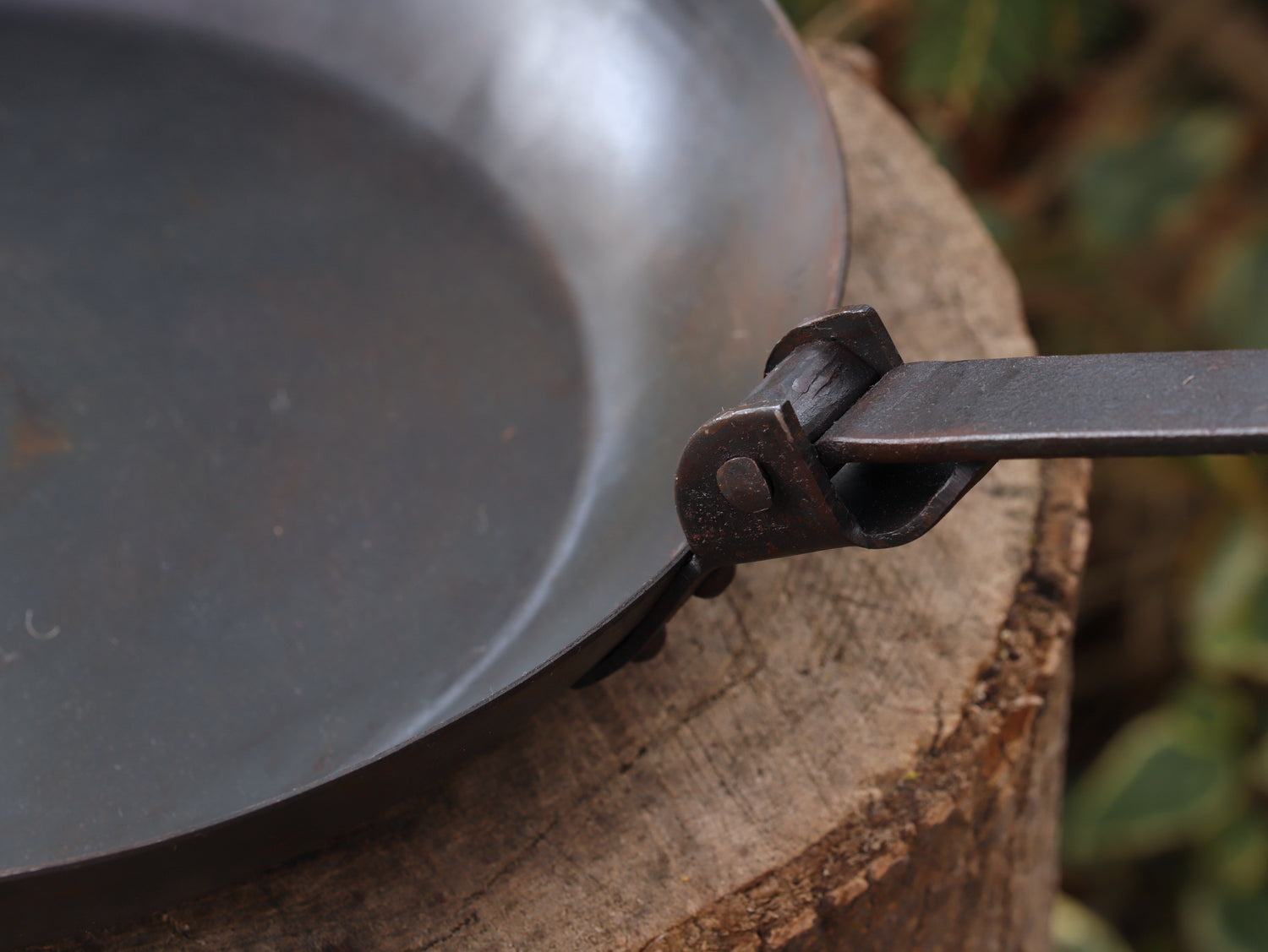 Bushcraft Eisenpfanne (28cm) – Extra Tief mit Klappgriff