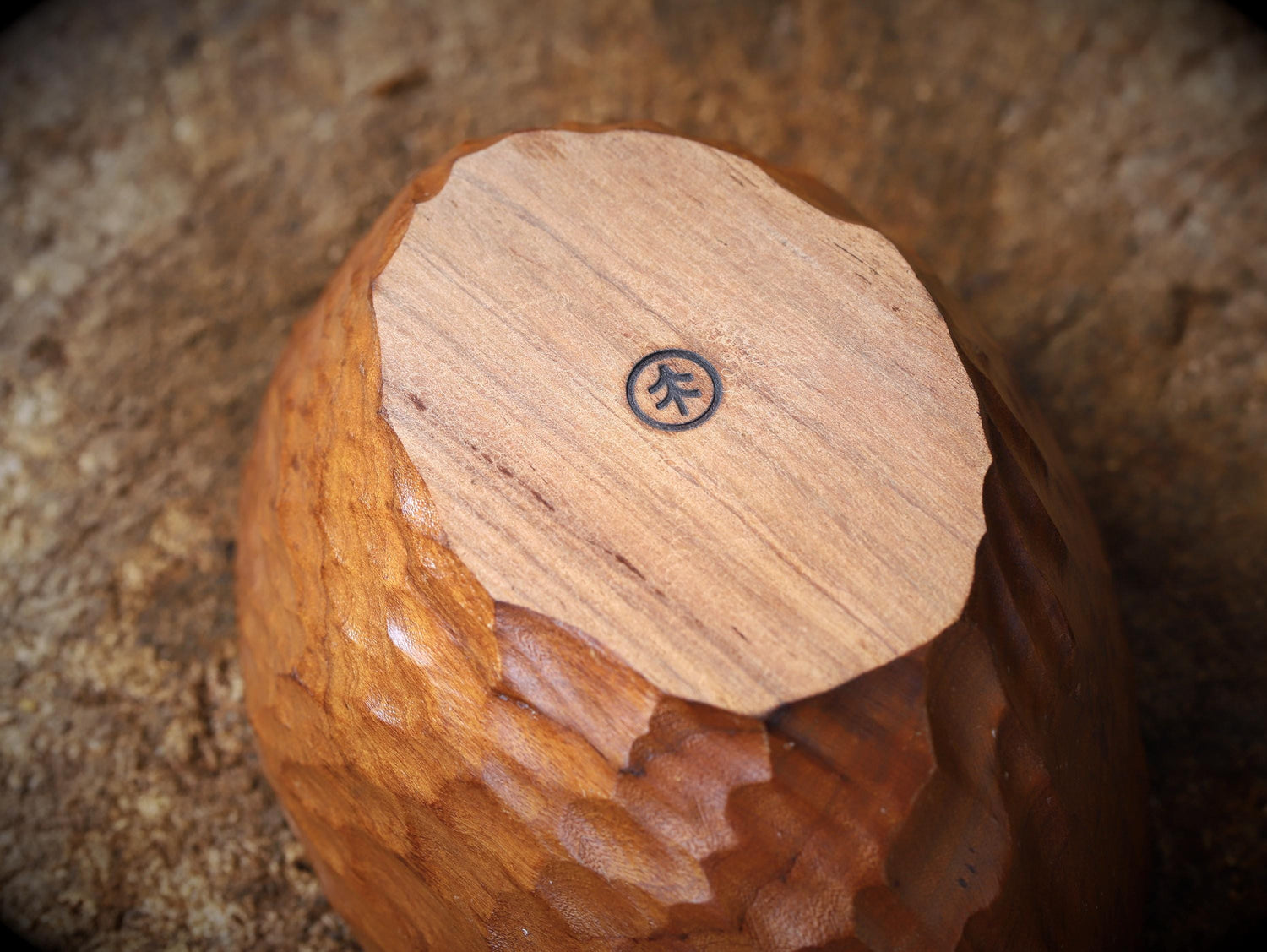 handgeschnitzte Holzschüssel