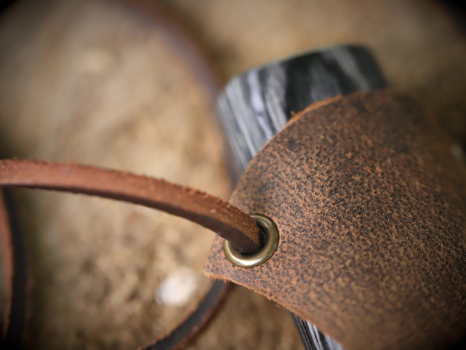 Neck-Knife mit Lederscheide