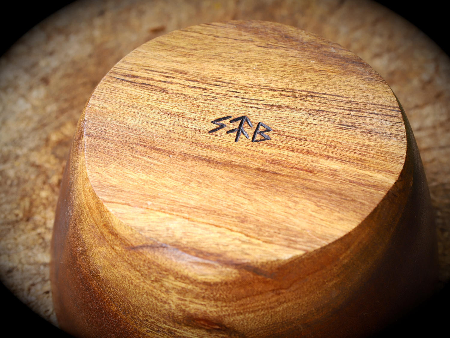 große handgeschnitzte Holzschüssel