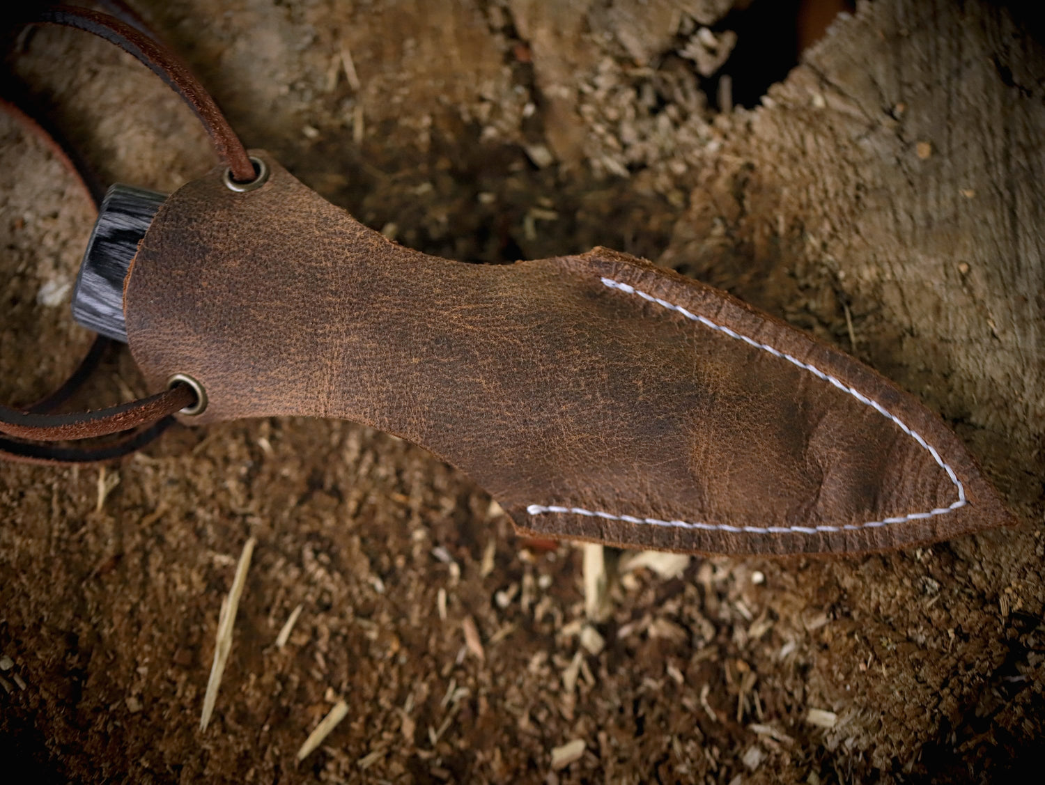 Neck-Knife mit Lederscheide