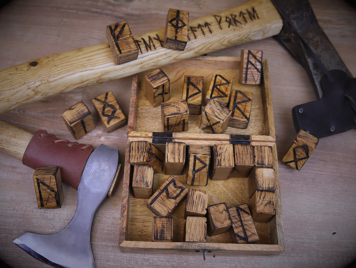 Runen-Set aus Eiche
