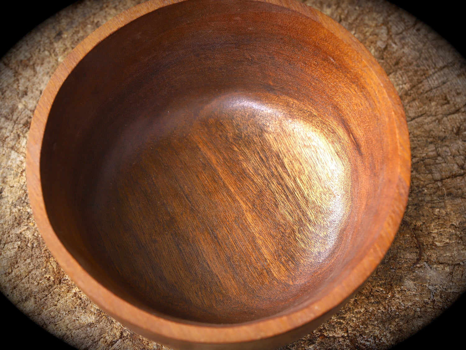 große handgeschnitzte Holzschüssel