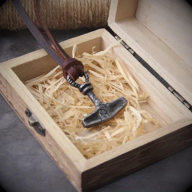 Mjölnir-Halskette mit Lederband