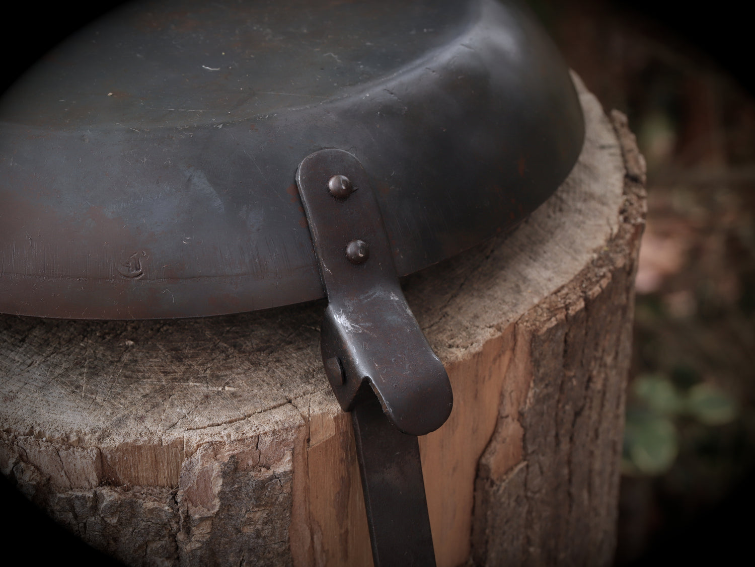 Bushcraft Eisenpfanne (28cm) – Extra Tief mit Klappgriff