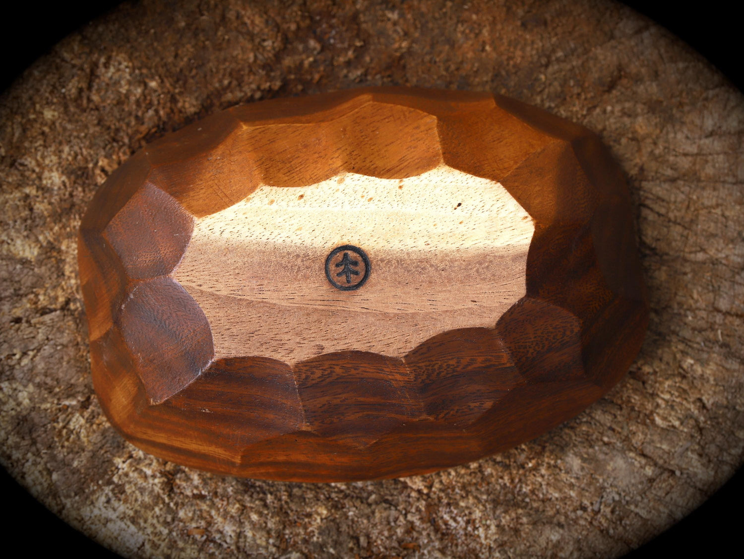handgeschnitzte Holzschüssel