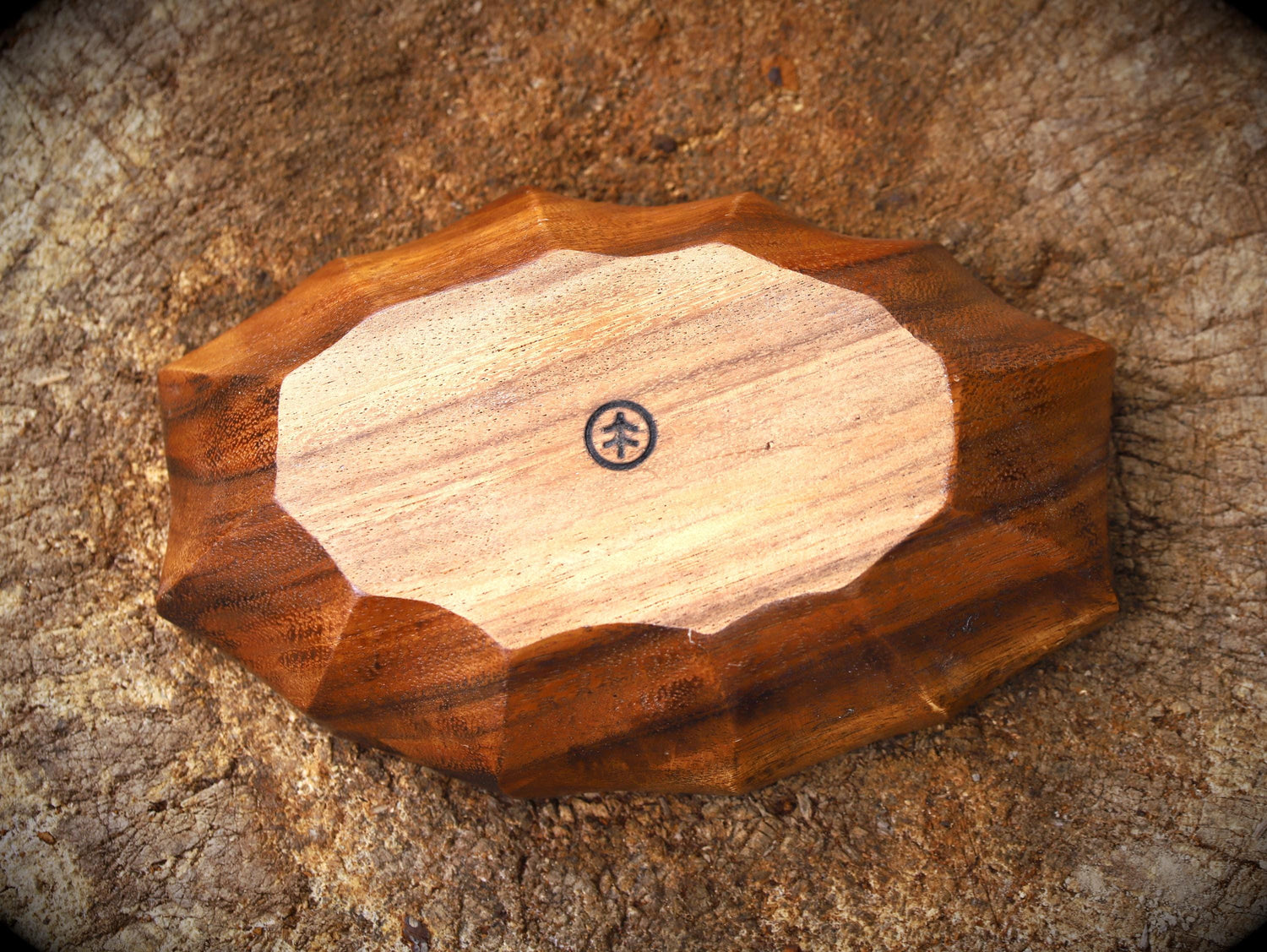 handgeschnitzte Holzschüssel