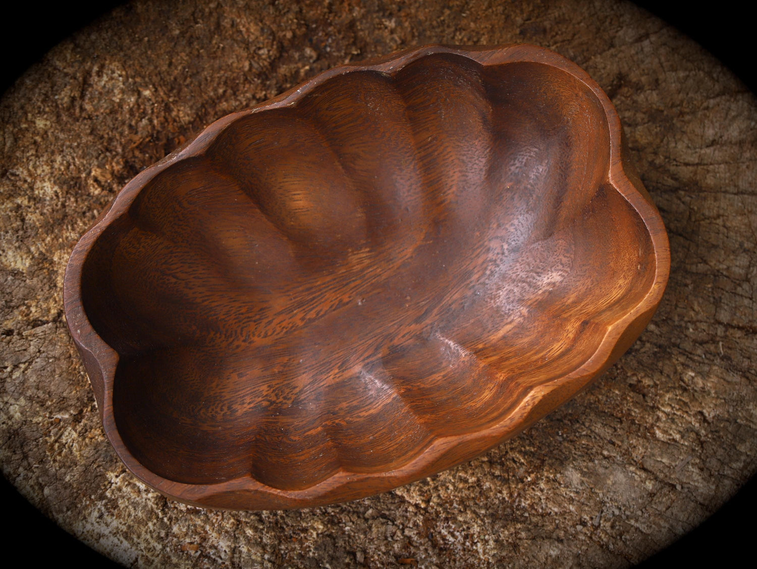 handgeschnitzte Holzschüssel