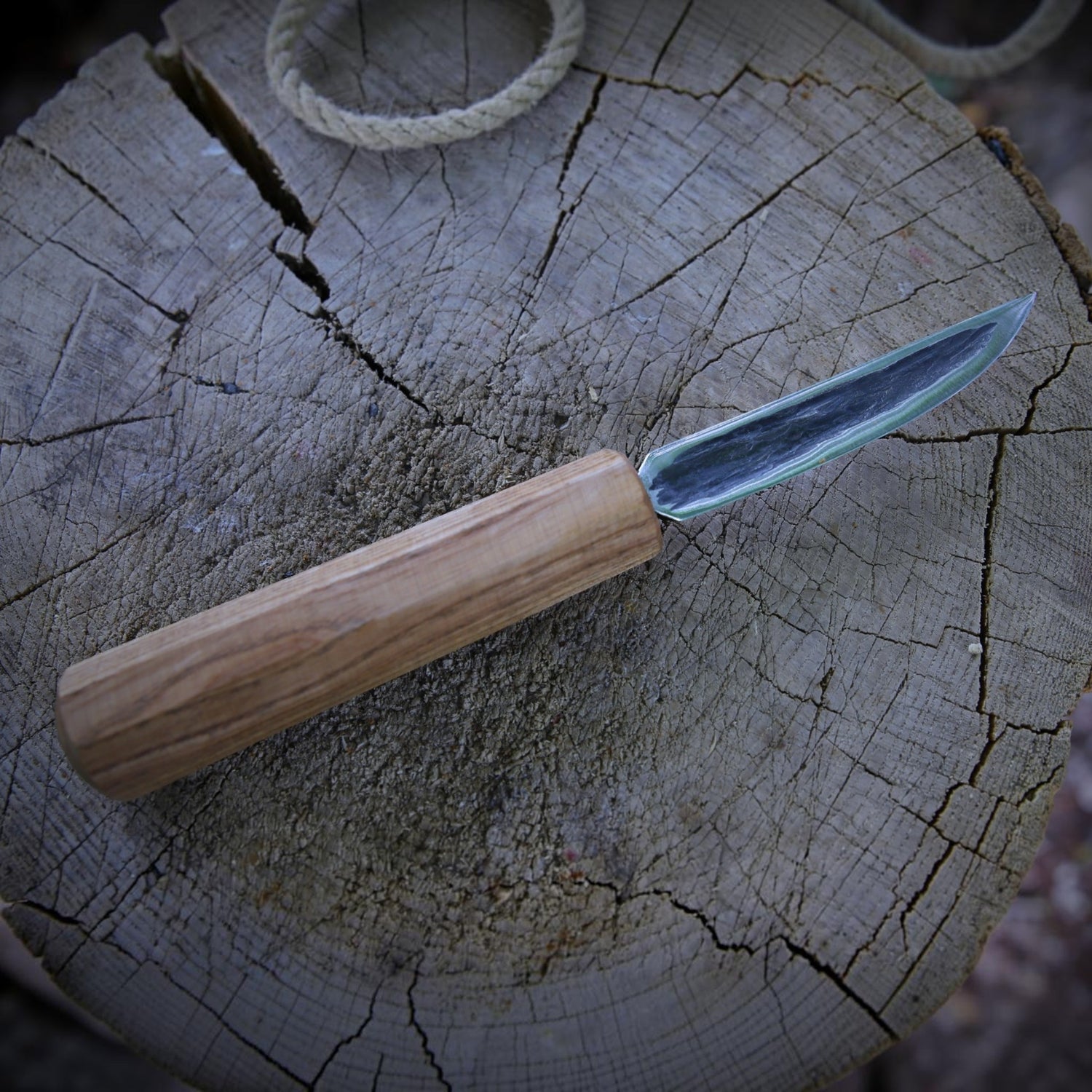 Yakut-Messer mit eckigen Eschengriff