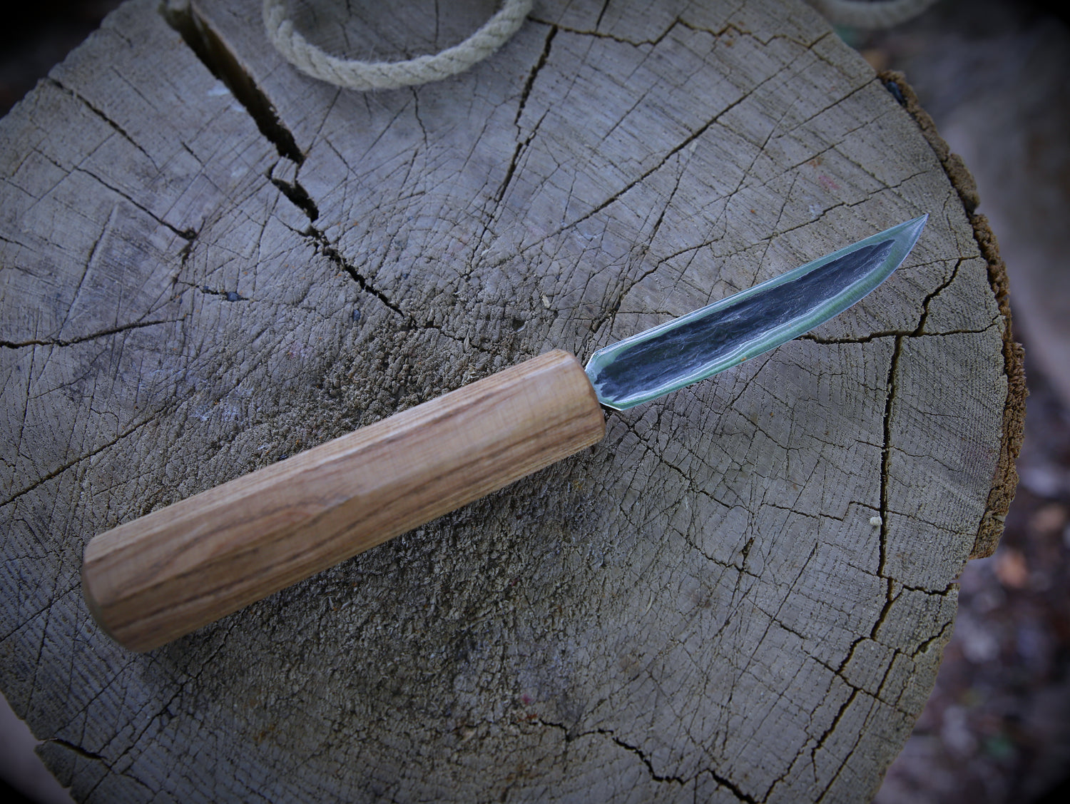 Yakut-Messer mit eckigen Eschenholzgriff + Lederscheide