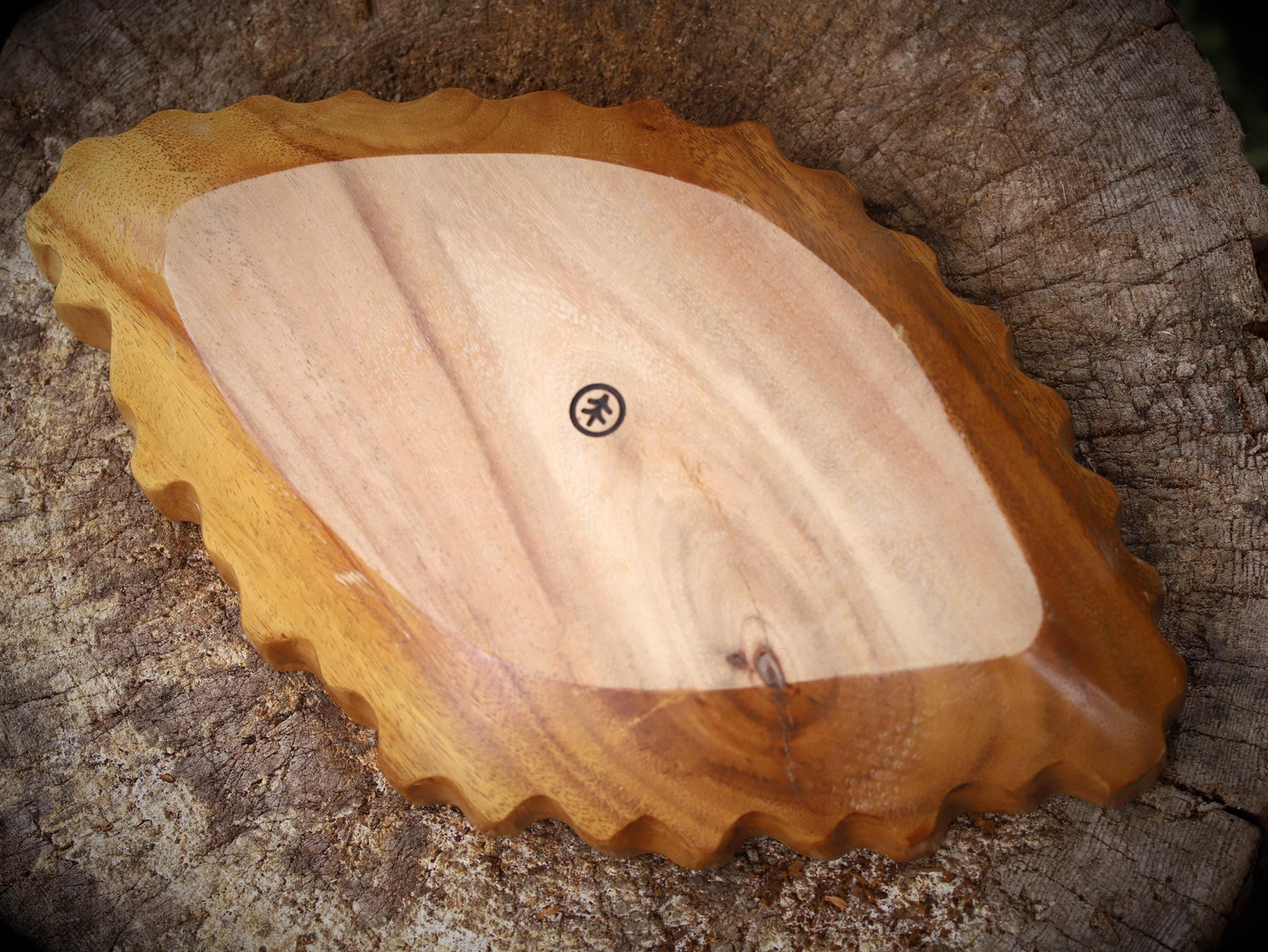 große handgeschnitzte Holzschüssel
