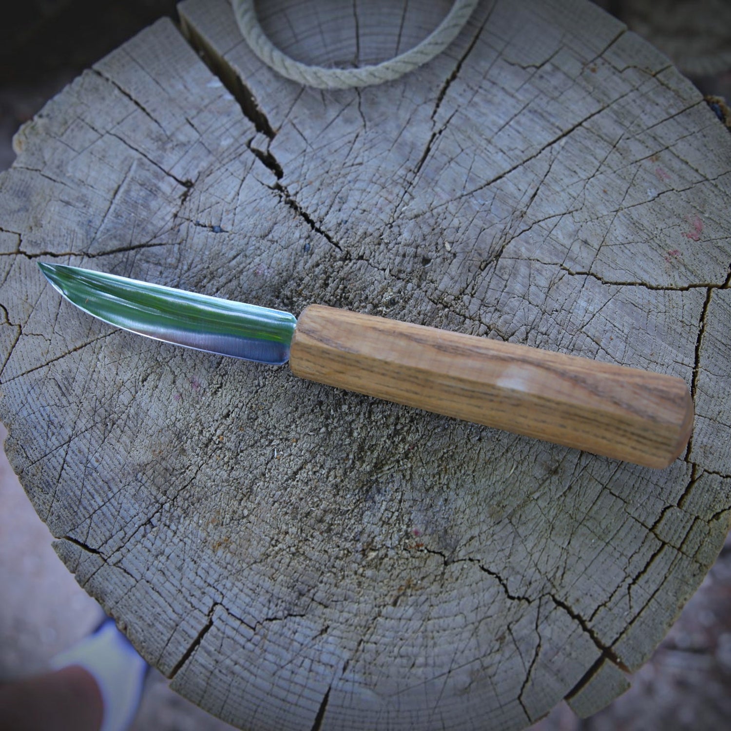 Yakut-Messer mit eckigen Eschengriff