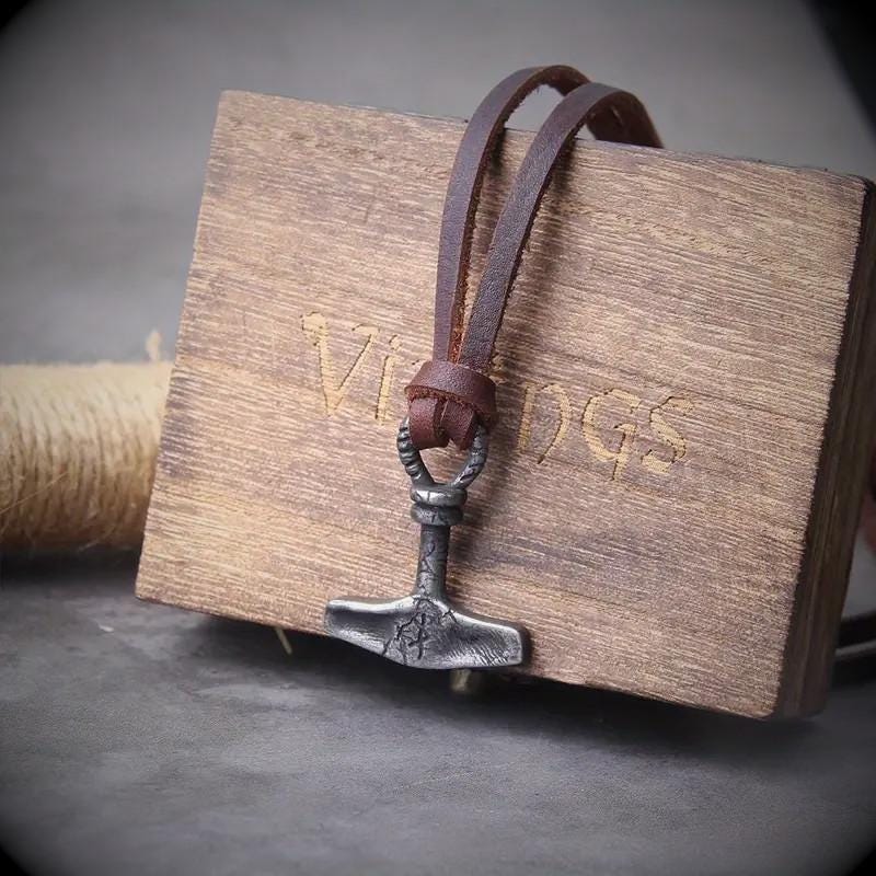 Mjölnir-Halskette mit Lederband