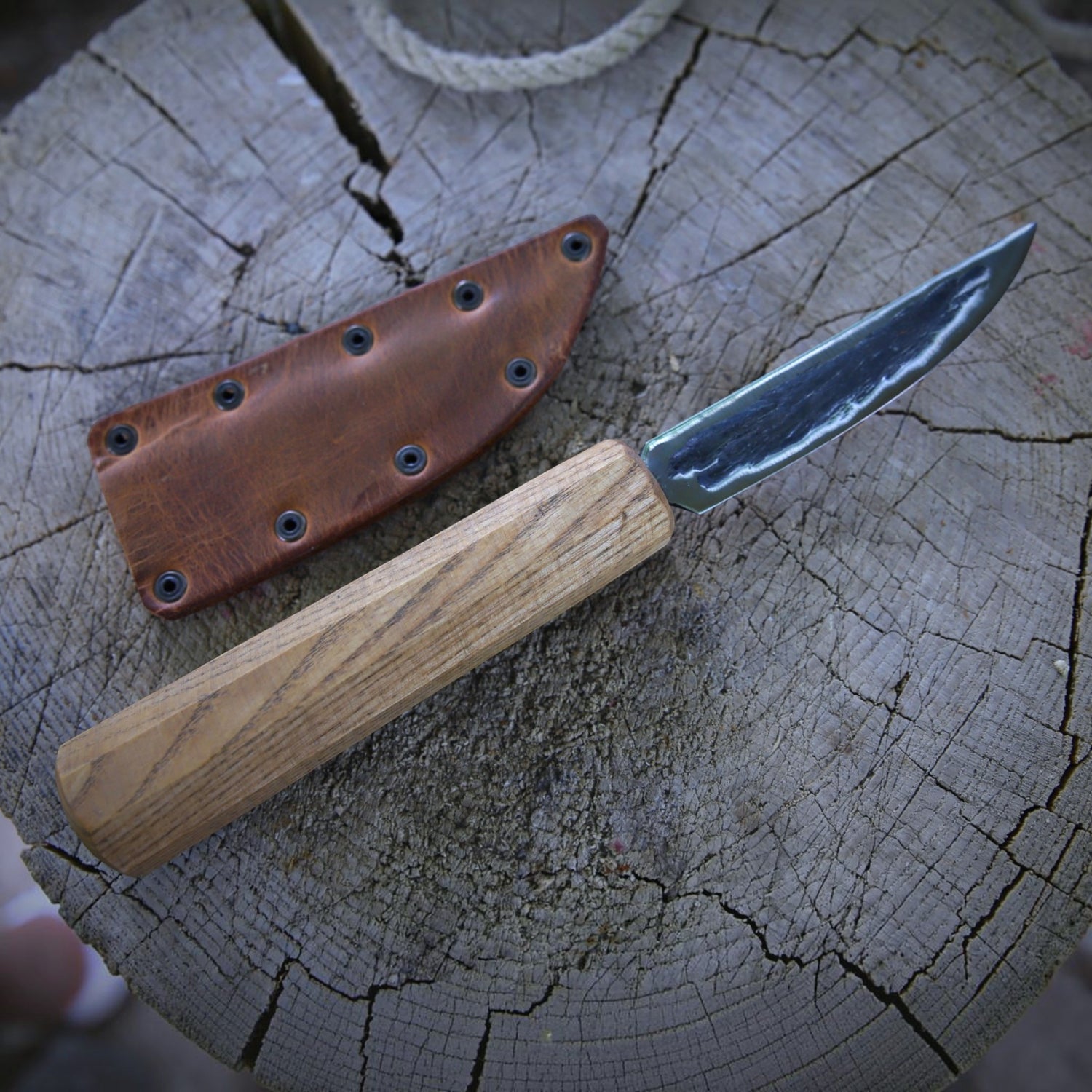 Yakut-Messer mit eckigen Eschengriff