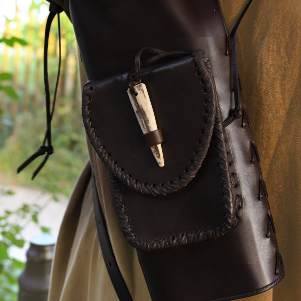 Elliptischer Lederköcher „Rhovanion“ mit Tasche & Geweihverschluss