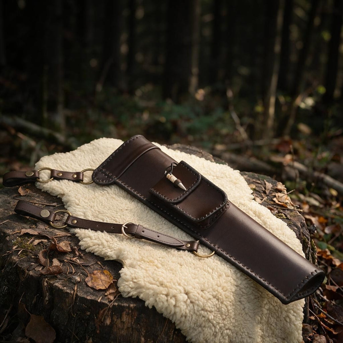 Leder-Seitenköcher „Eriador“ mit Tasche & Geweihverschluss