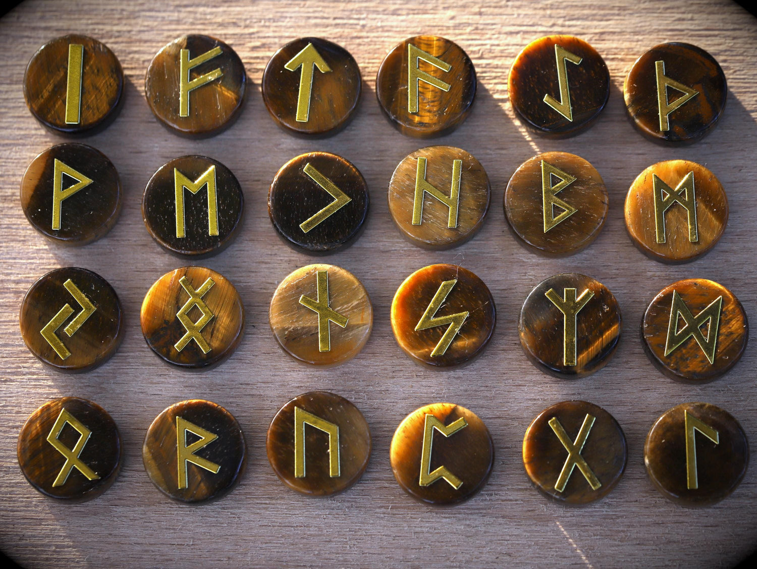 24 Futhark Runensteine (Tigeraugen)
