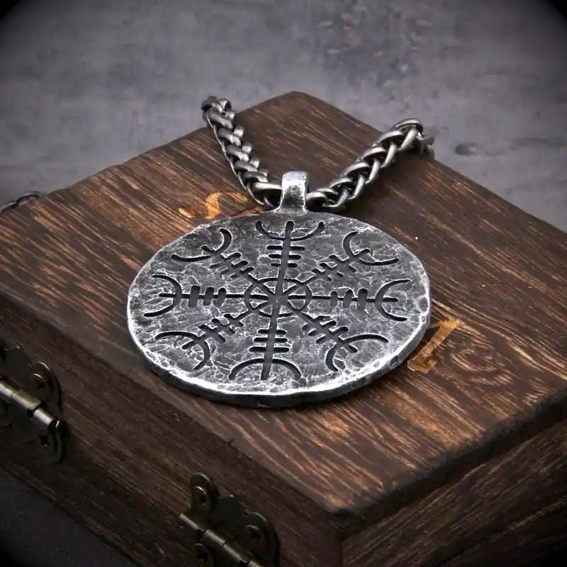 Vegvisir Kette - rustikal geschmiedet