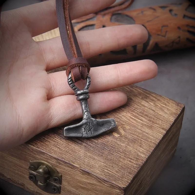 Mjölnir-Halskette mit Lederband