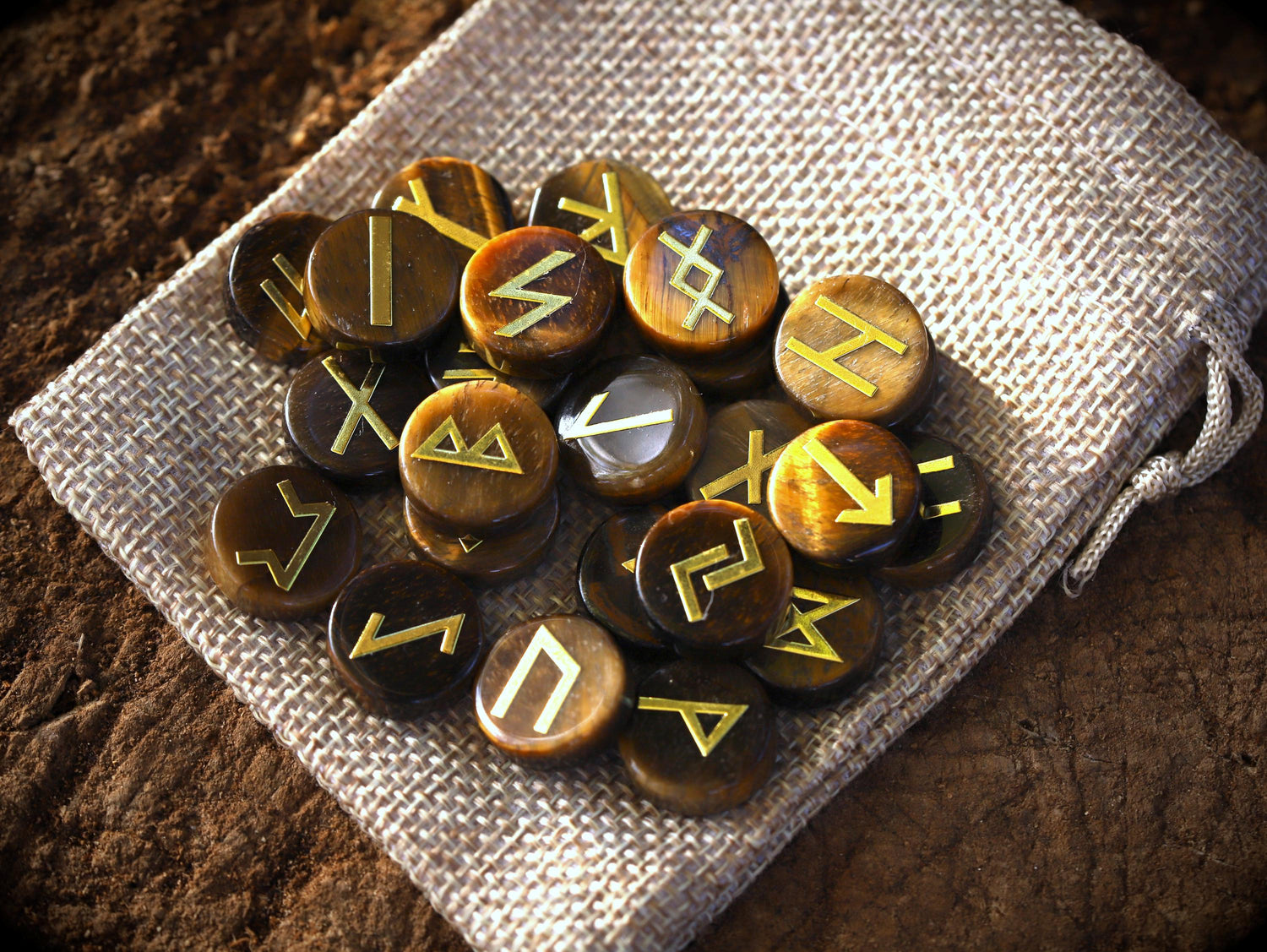 24 Futhark Runensteine (Tigeraugen)