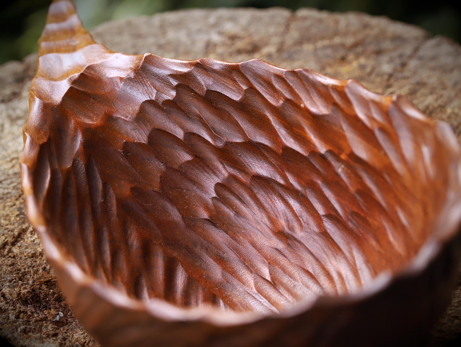 handgeschnitzte Holzschüssel