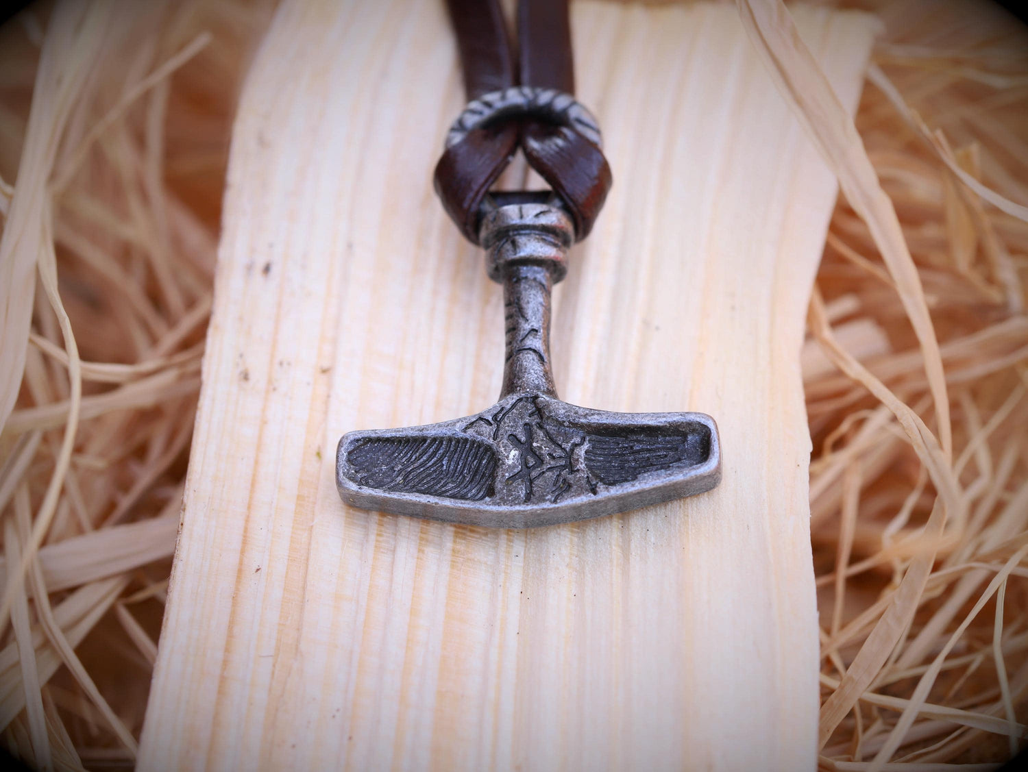 Mjölnir-Halskette mit Lederband