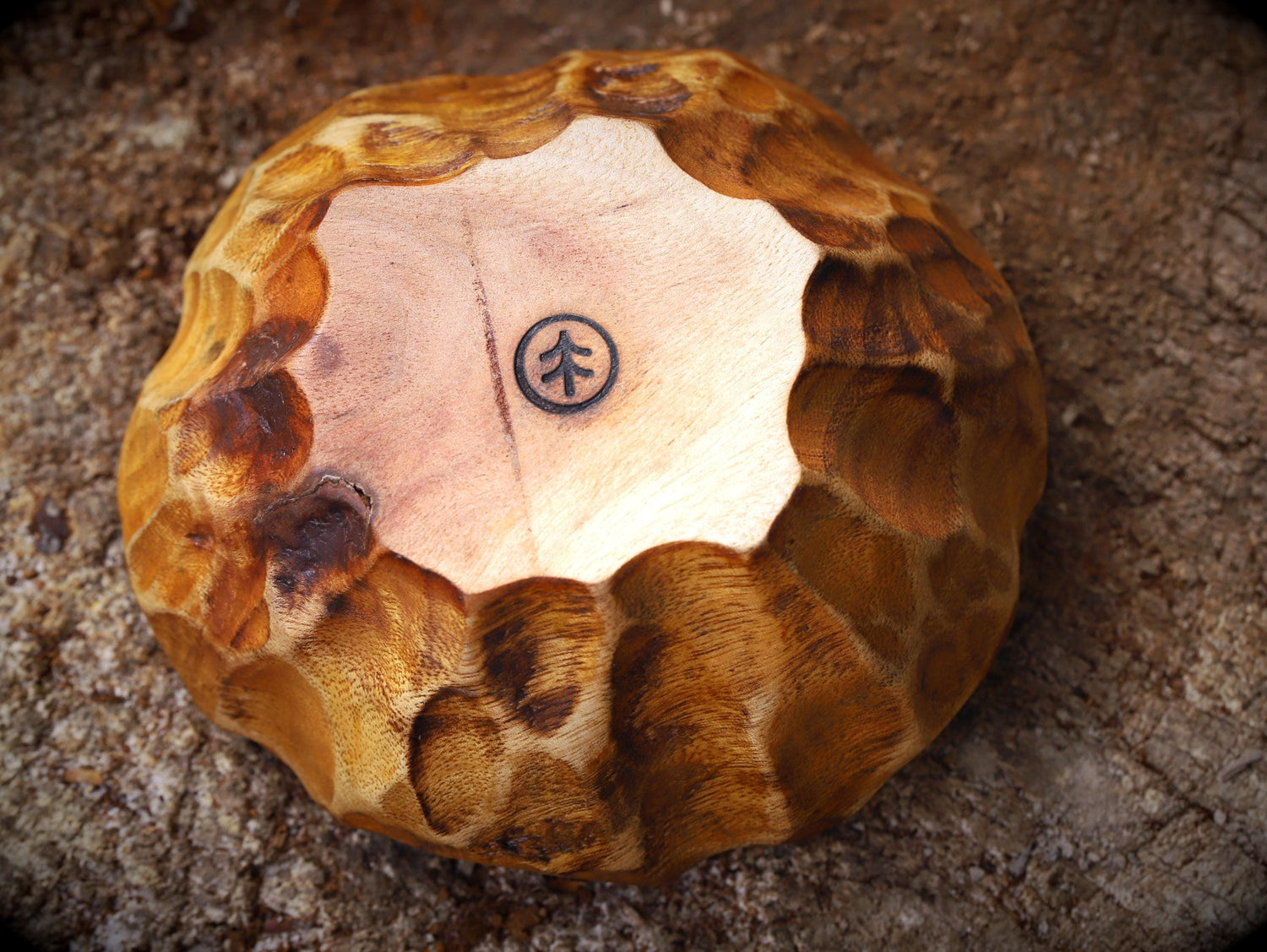 handgeschnitzte Holzschüssel