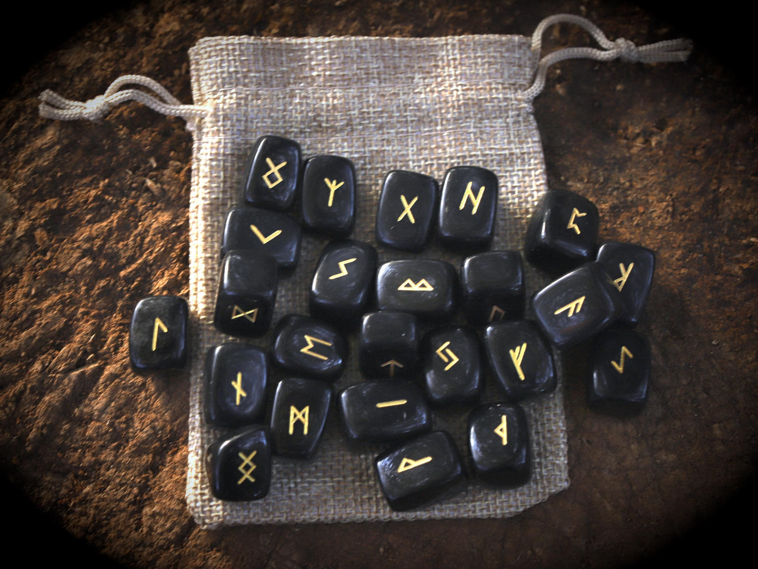 Runensteine aus schwarzen Obsidian