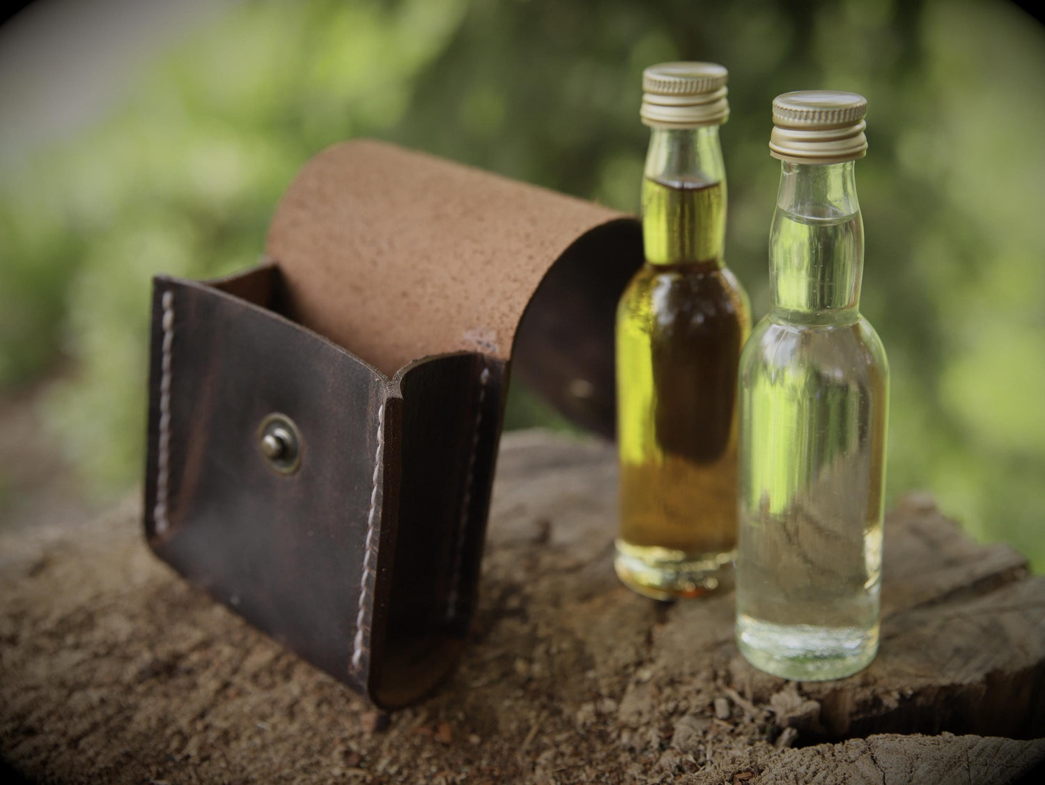 Ölset mit Ledertasche