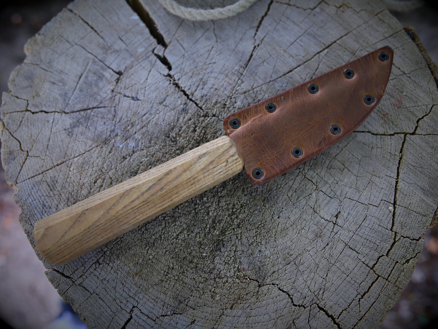 Yakut-Messer mit eckigen Eschenholzgriff + Lederscheide