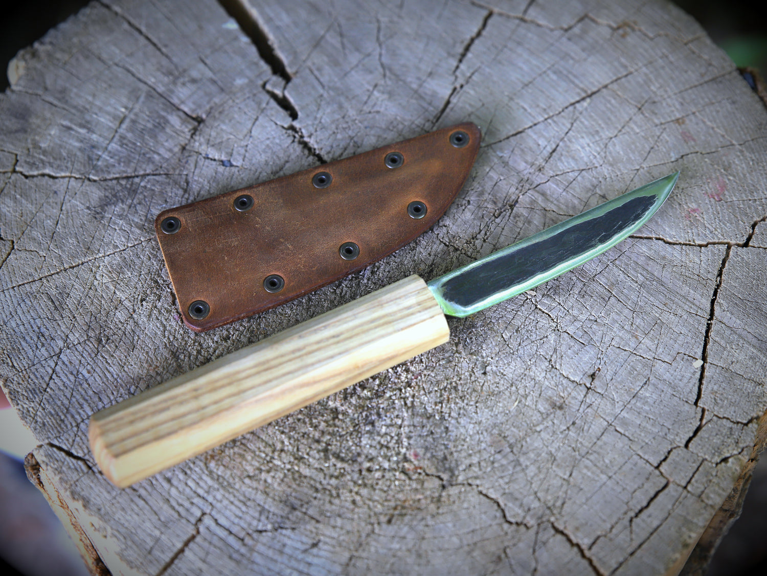 Yakut-Messer mit flachen Eschenholzgriff + Lederscheide