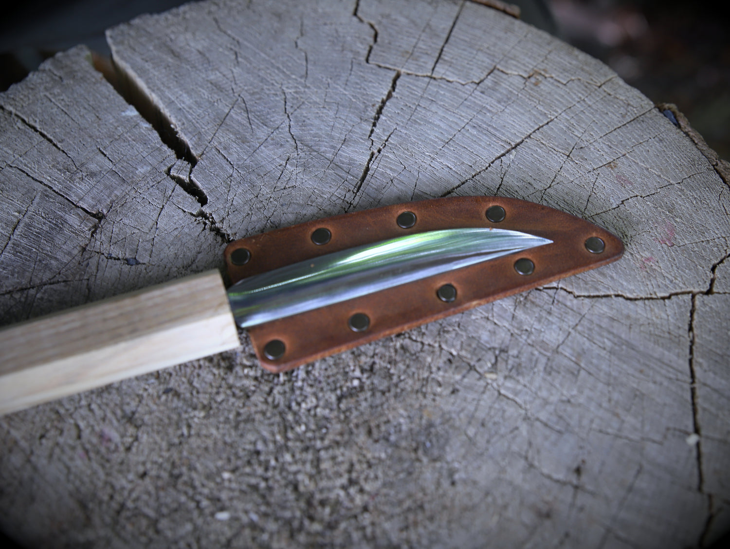 Yakut-Messer mit flachen Eschenholzgriff + Lederscheide
