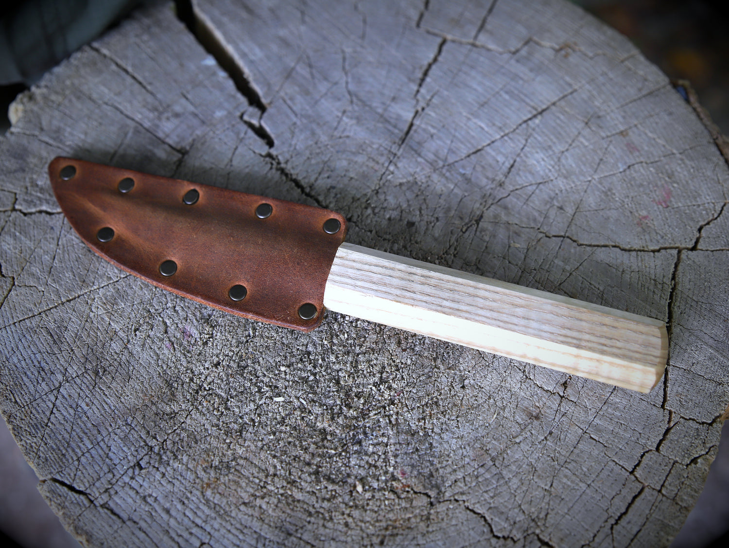Yakut-Messer mit flachen Eschenholzgriff + Lederscheide