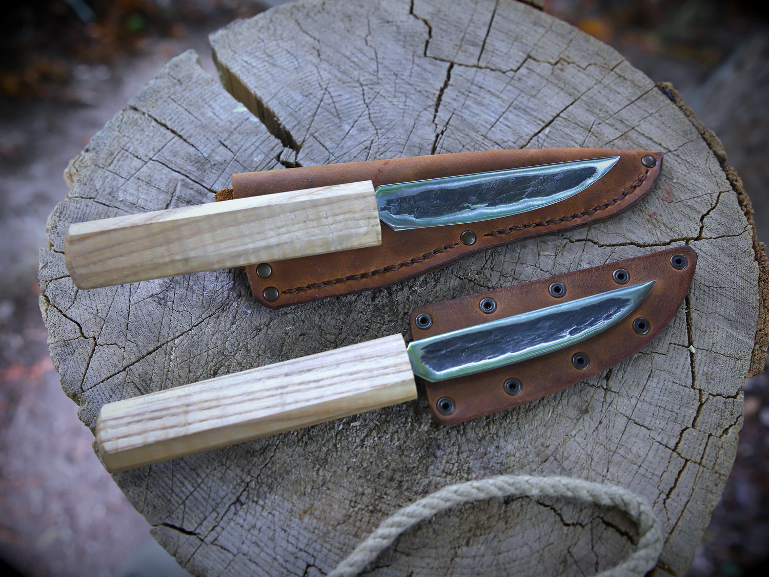 Yakut-Messer mit flachen Eschenholzgriff + Lederscheide