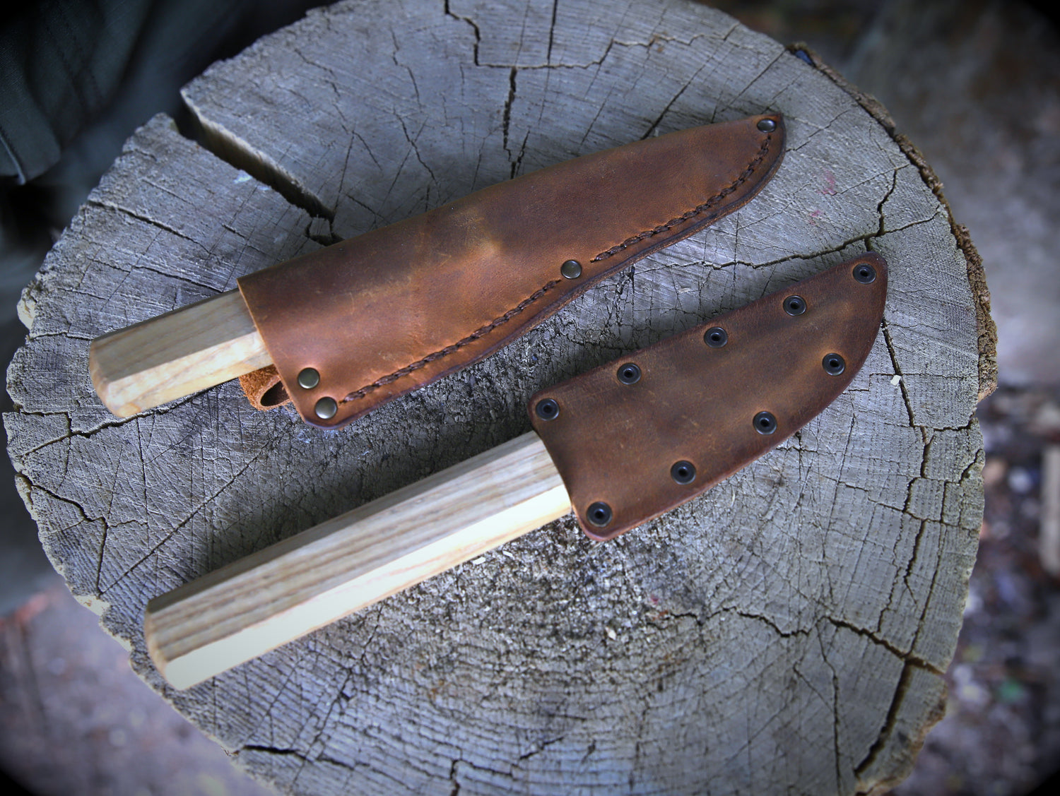 Yakut-Messer mit flachen Eschenholzgriff + Lederscheide