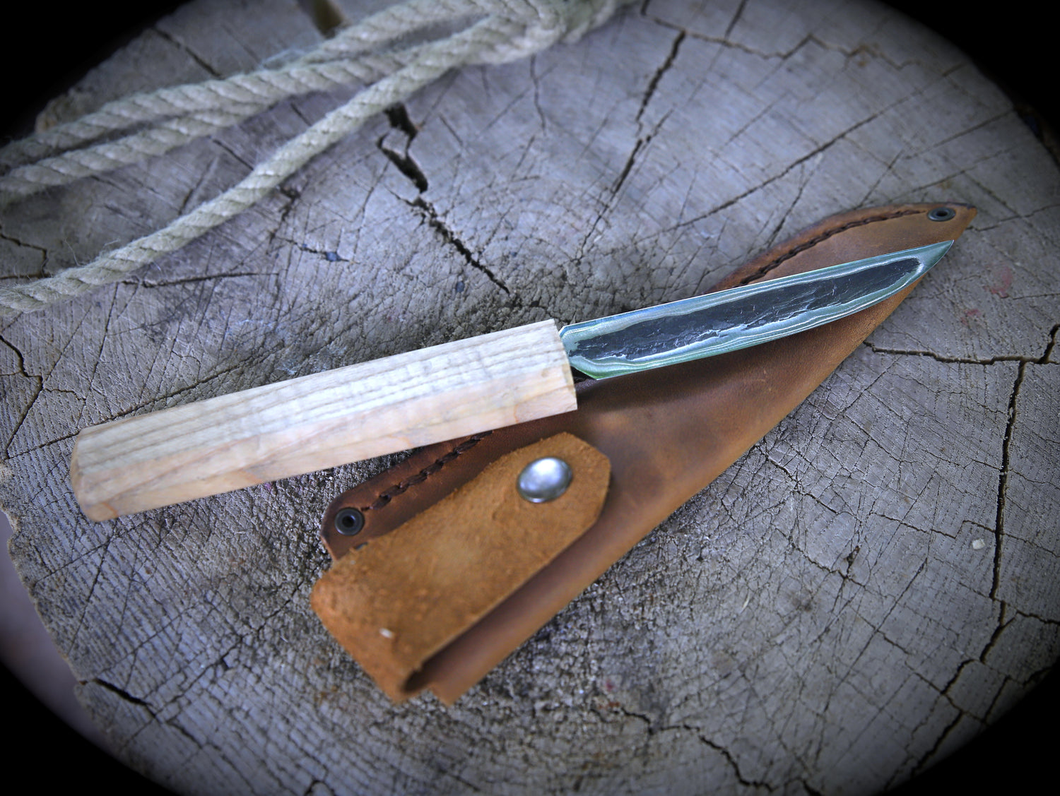 Yakut-Messer mit flachen Eschenholzgriff + Lederscheide