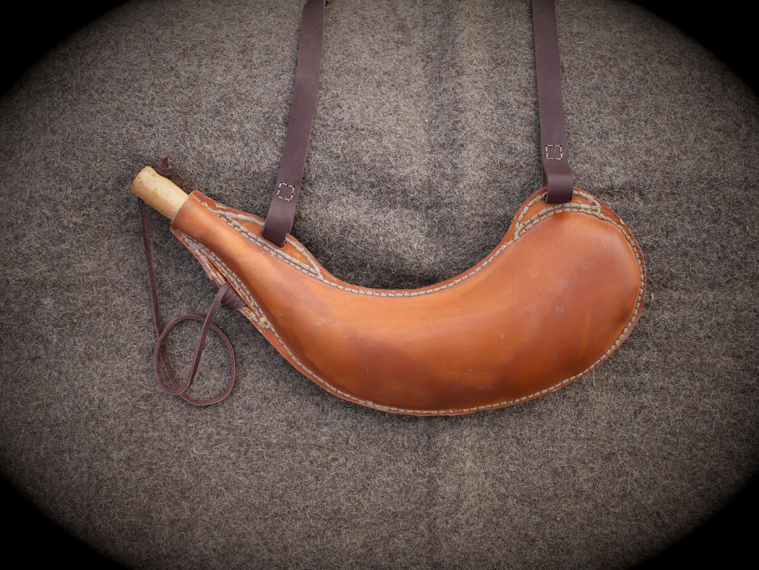 Mittelalterlicher Leder-Wasserschlauch (1 Liter) – Handgefertigt & Bienenwachs-versiegelt