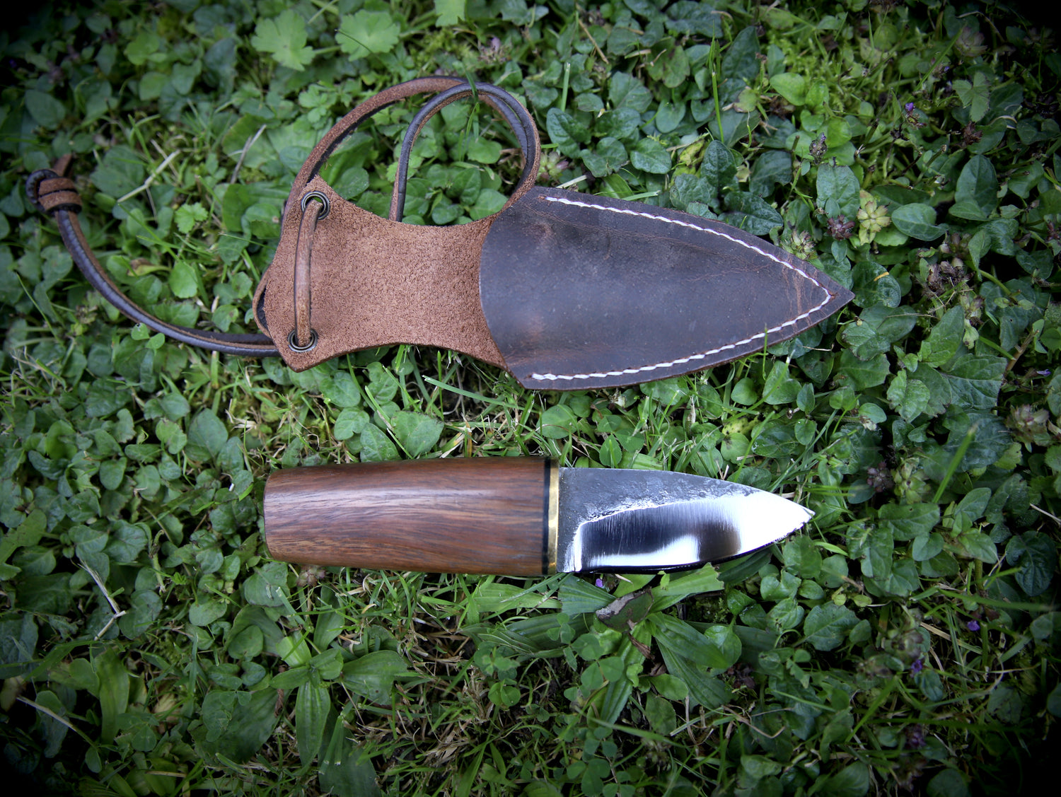 Neck-Knife mit Lederscheide